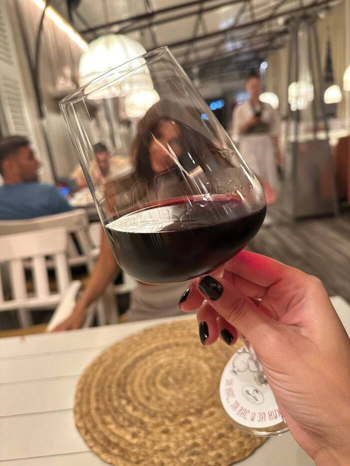 Однажды я ужинала с друзьями на летней террасе в уютном ресторанчике