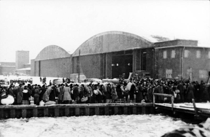 Эвакуация немецкого населения с аэродрома Нойтиф