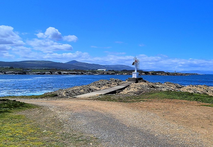 Отсюда, с этой точки, отличный вид на Isla Pancha, puento de los Santos и на Рибадео.