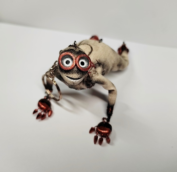 Брелоки выполнены в смешанной технике. Материал: проволока, мешковина, пряжа, акрил, лак, пастель. У человечков руки ноги подвижные. Можно повесить на сумку, в машину или просто так как украшение. Эксклюзивные девятки. Сделано с душой.