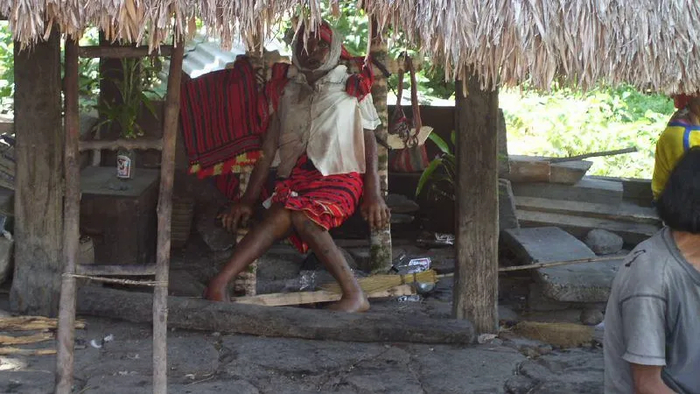 На Филиппинах покойный несколько дней восседает в кресле около своего дома