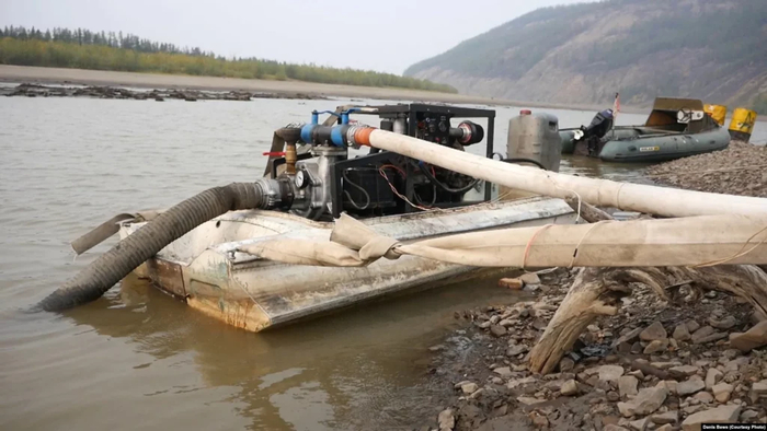 Мотопомпа — главный механизм добытчиков бивней