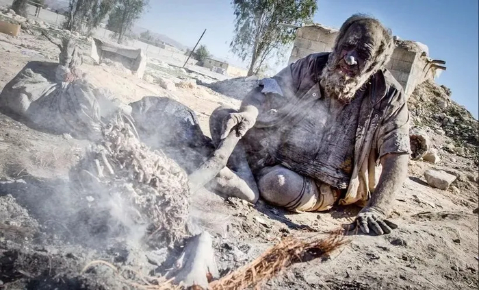 Пищу отшельник готовит на костре