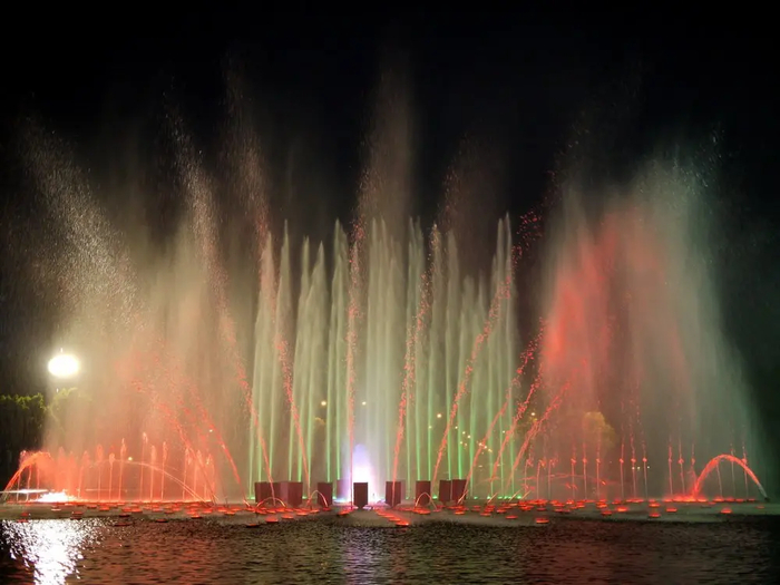 : <!--noindex--><a href="https://pikabu.ru/story/vodnaya_feeriya_pyat_samyikhsamyikh_fontanov_moskvyi_12690622?u=https%3A%2F%2Fum.mos.ru%2Fmonuments%2Ffigurnyy-fontan%2F&t=https%3A%2F%2Fum.mos.ru%2Fmonuments%2Ffigurnyy-fontan%2F&h=a9f51f860c28e5b014bd7d5ef8363812454d53ec" title="https://um.mos.ru/monuments/figurnyy-fontan/" target="_blank" rel="nofollow noopener">https://um.mos.ru/monuments/figurnyy-fontan/</a><!--/noindex-->