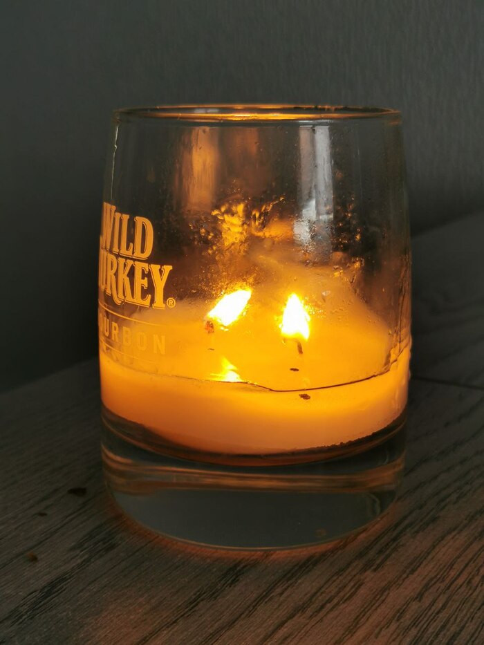 догорающая свеча "для себя" с ароматом как будто сидишь в русской баньке, для изващенцев любящих запах костра