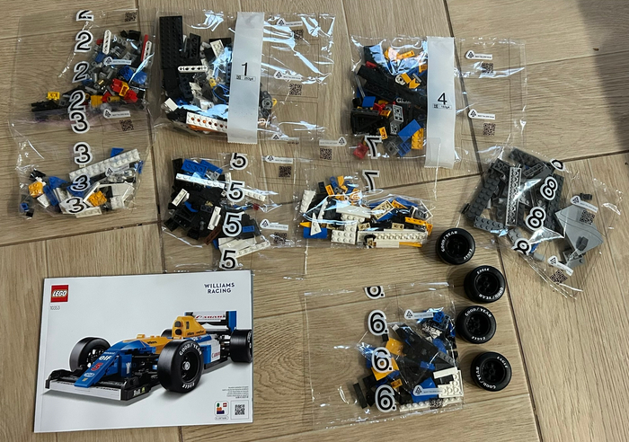 Лего провела работу над ошибками и задние покрышки выполнила нужной ширины, но при этом количество наклеек только выросло.