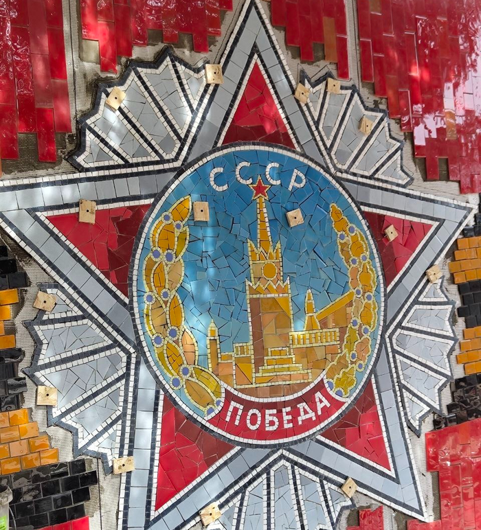 Процесс монтажа "Ордена Победы" из смальты