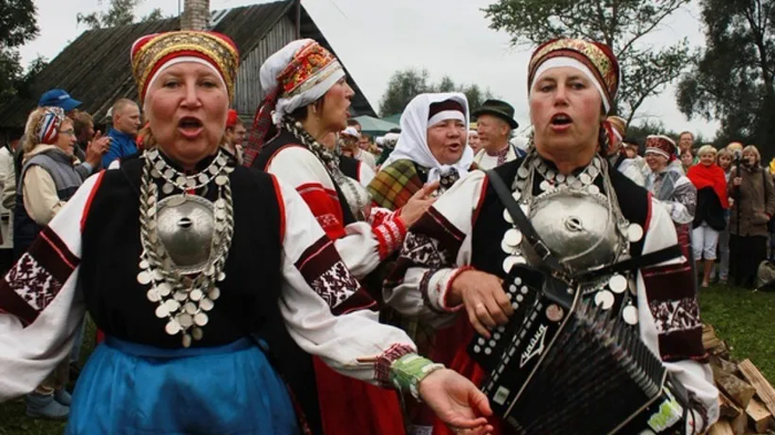 Вес серебряных украшений на шее женщин сето мог достигать 6 кг