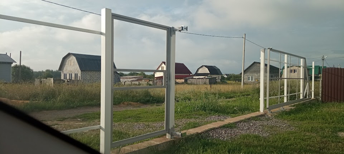 прошло еще 2 года встал каркас забора