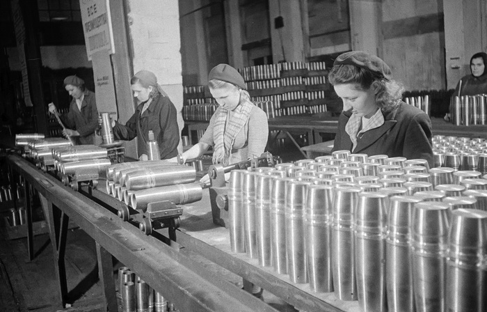 Изготовление артиллерийских снарядов на оборонном заводе.Автор – Я.Н. Халип. Дата съемки – 1942-1943 гг.