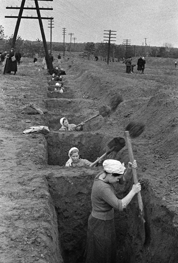 Москвичи на сооружении оборонительных укреплений западнее Москвы.Автор – Б.Е. Вдовенко. Дата съемки – 24.10.1941г.