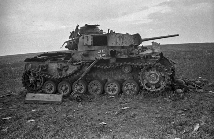 Подбитый советской артиллерией танк Pz.Kpfw. III