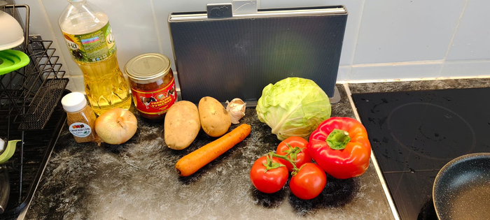 Говяжья тушенка, картофель, свежая капуста, морковь, болгарский перец, помидоры, чеснок, масло, специи.