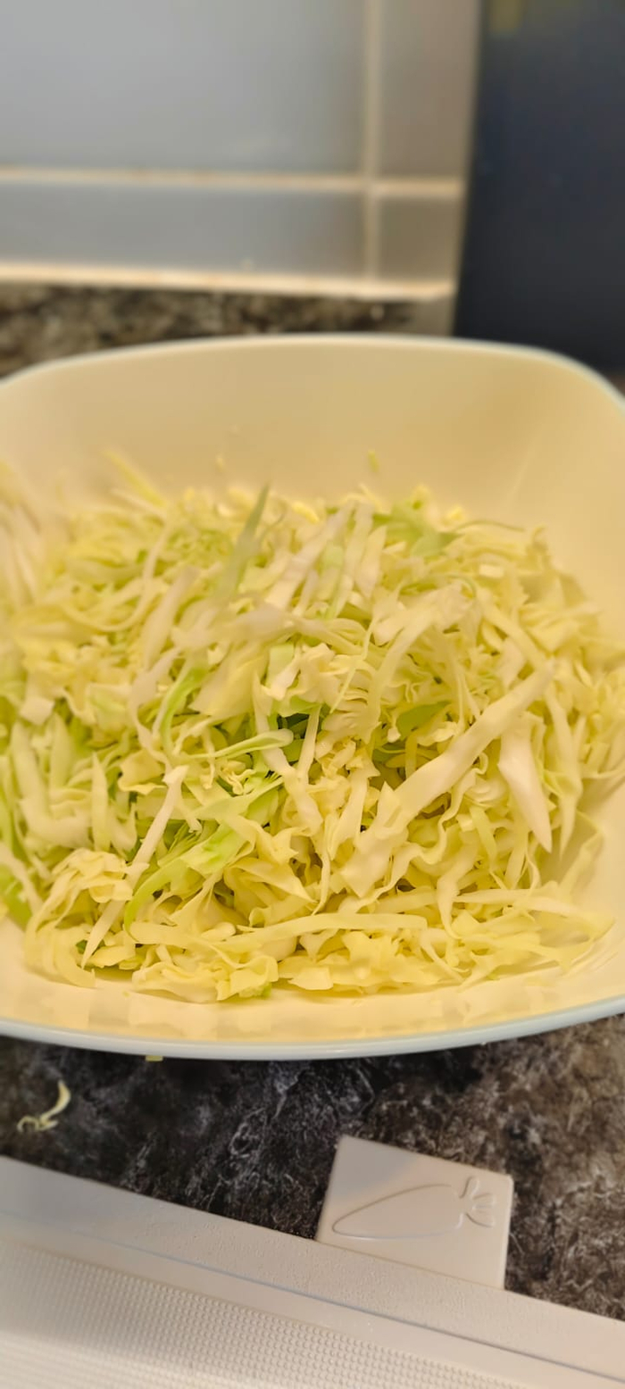 Нарезаю капусту.