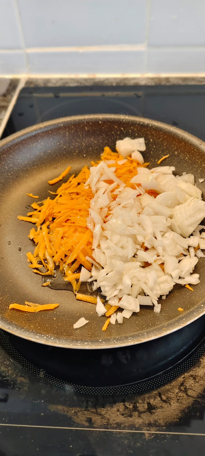 Делаю поджарку. Морковь и лук.