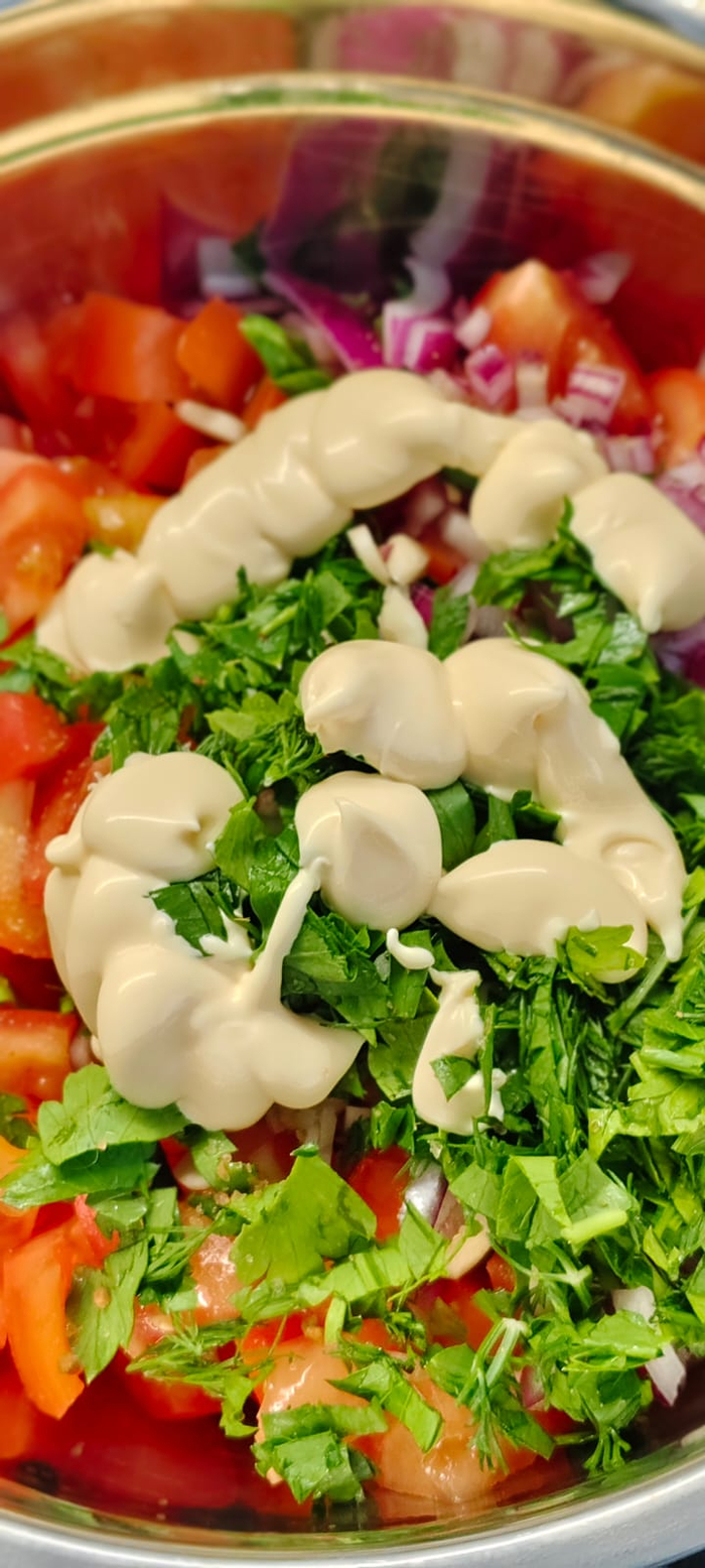 И майонез. Перчу.