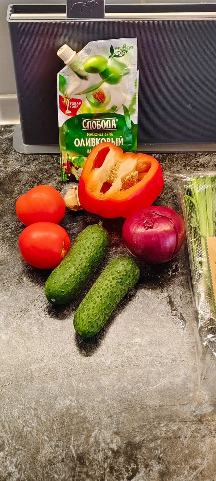 Майонез, огурцы, болгарский перец, помидоры, сладкий лук, зелень.