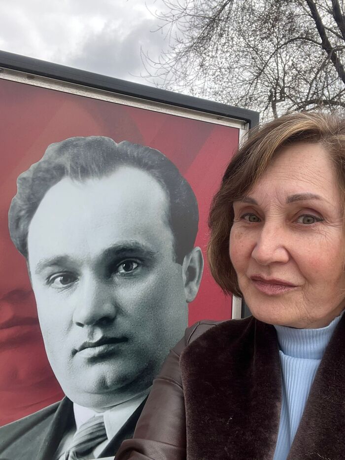 Моя мама, его внучка.