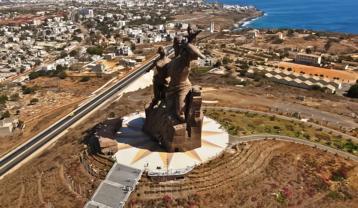 Памятник африканского возрождения. Высота – 50 метров. Стоимость – 27 миллионов долларов