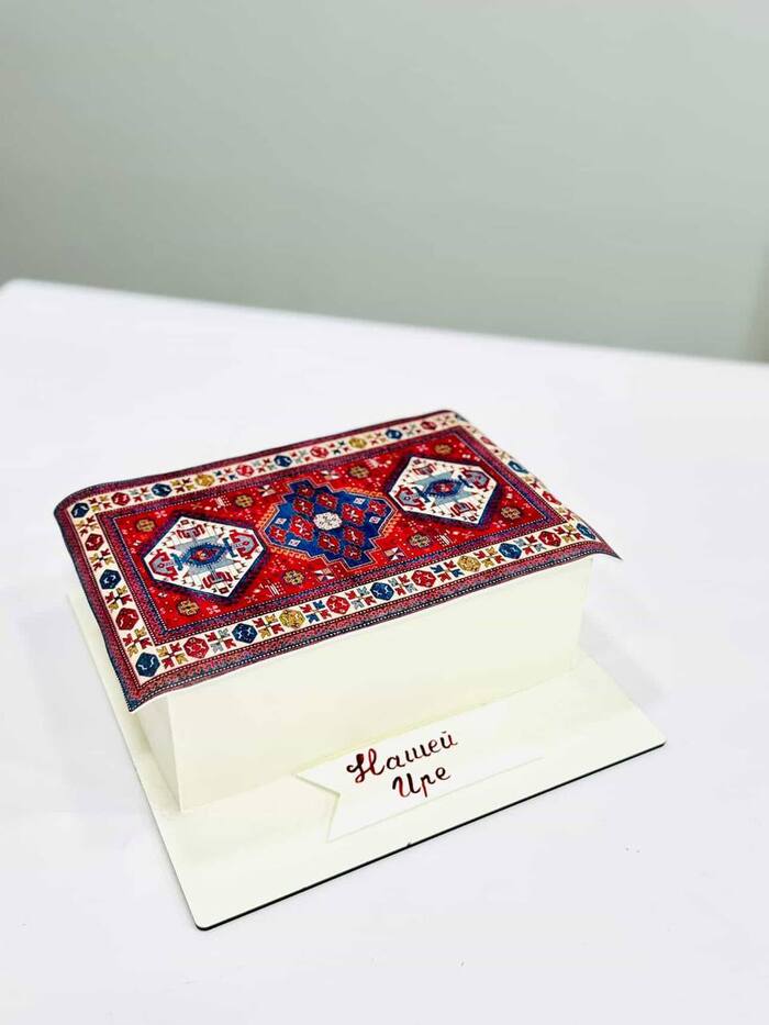 Такой торт мы подарили имениннице:) Потому что праздновали в Армении — вот и армянский ковёр)