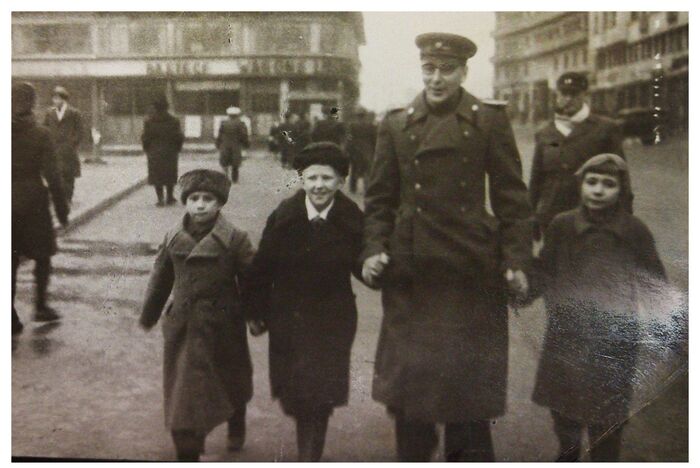 С сыновьями после войны, вроде как раз в Румынии, но могу ошибаться. По правую руку от него старший сын, мой дедушка.