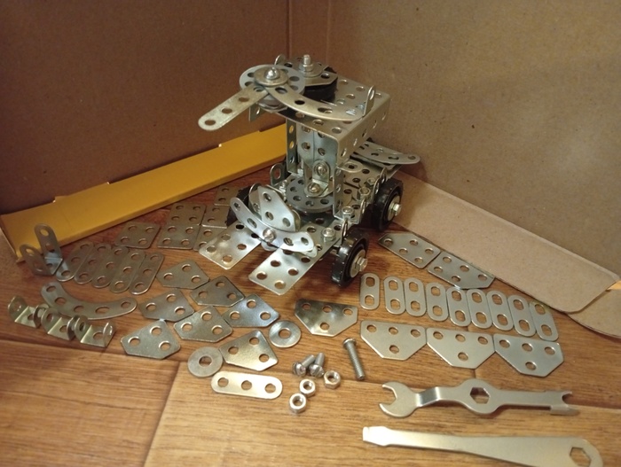 *сиденье водителя, рулевая панель, крыша, запаска на крыше, вращающаяся универсальная платформа на каркасе крыши.