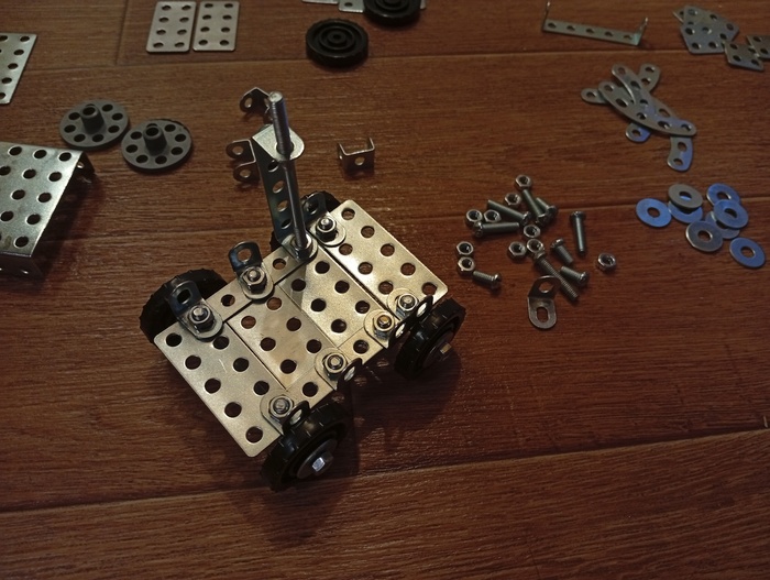 *вертикальная шпилька + каркасный элемент, дает плюс 2 "болта" и минус три гайки.