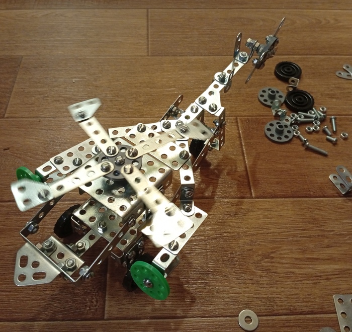 *вертолет, вид в проекции. Винт главный и хвостовой крутятся!