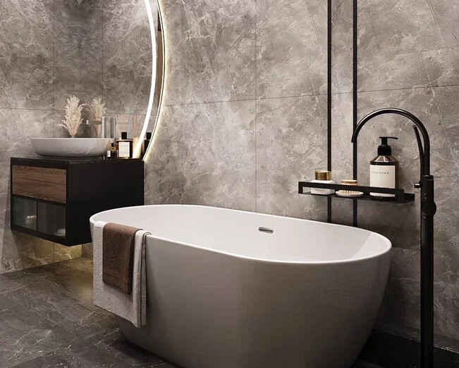 Дизайн интерьера квартиры в ЖК «Аю-Даг», ванная в отделке керамогранитом от студии Artum.