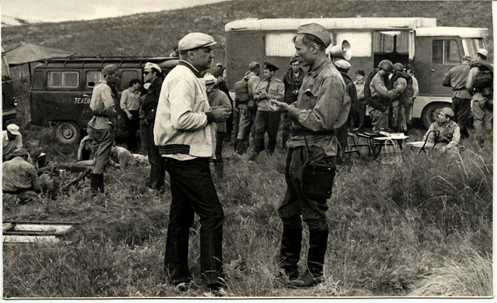 Режиссер Фильма Сергей Бондарчук и исполнитель роли Лопахина Василий Шукшин на съемочной площадке фильма «Они сражались за Родину». Фото Анатолия Ковтуна. ИТАР-ТАСС