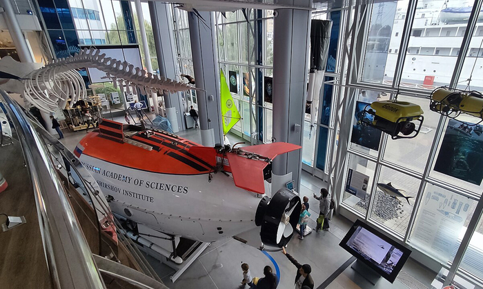 � ��������� ����� "���-1" ��������� � ����� �������� ������ � ������������, � "���-2" �������� � ����� ����� ������.