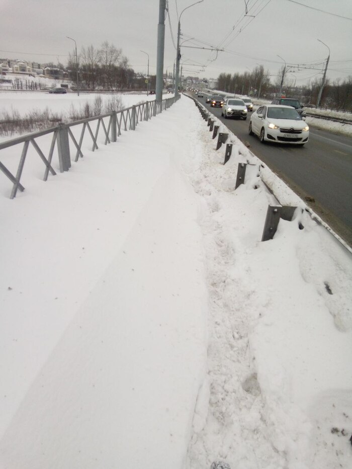 По старой русской традиции весь снег с проезжей части скидывают на тротуары.
