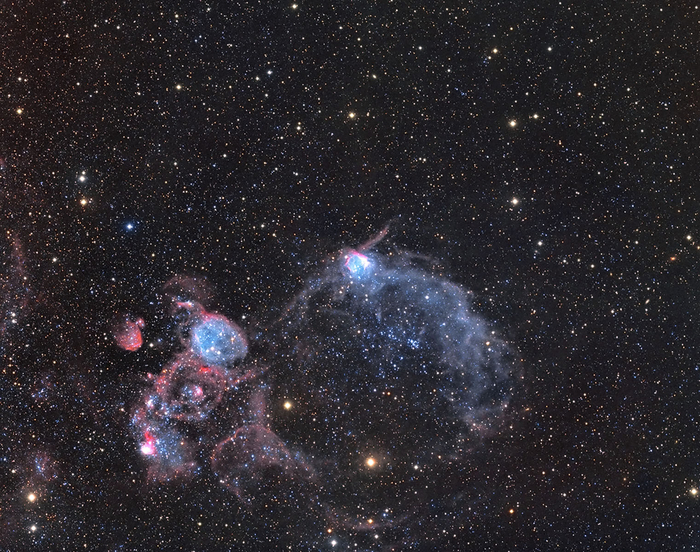 NGC 602 (туманность/открытое скопление в центре изображения) и Henize 89 (туманность слева с большим видимым диаметром)