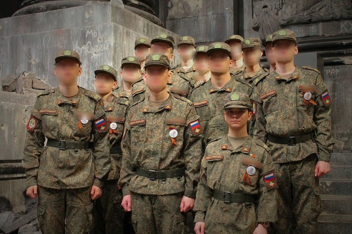 Я с другими курсантами. Думаю, никто не против, что я замазал лица и ФИО. Как можно понять, я самый низкий и удобно мне разве что рыть окопы из положения лёжа-сидя-стоя)