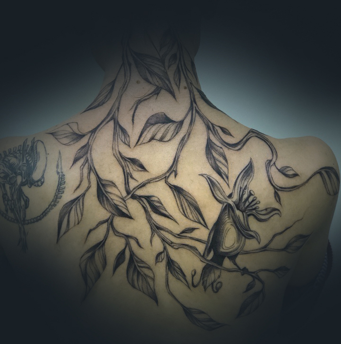 Моя спина). Это фрихенд от мастера по моему эскизу и это мой подвиг - один сеанс 8 часов, как ехала домой не помню - на морально волевых).