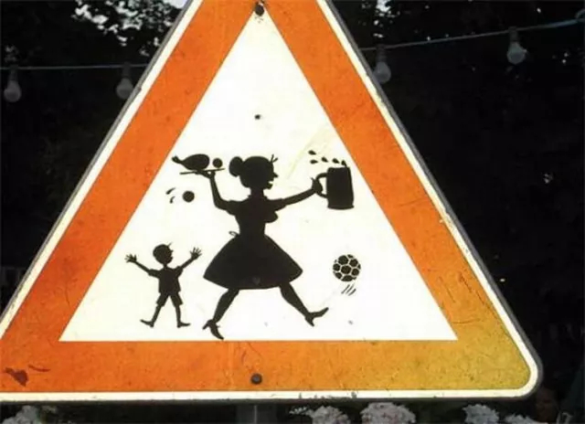 Что должен подумать об этом знаке проезжающий водитель? А это всего лишь означает что впереди мотель