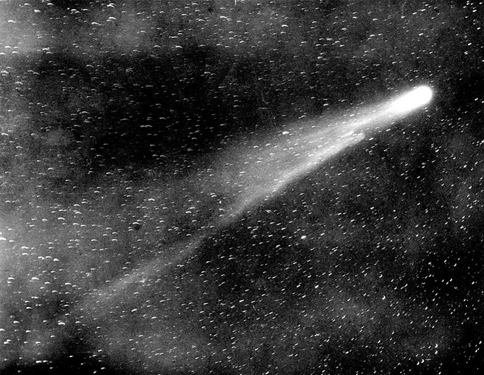 Раннее, в 1910 году комету удалось запечатлеть с помощью 1002 миллиметрового рефракторного телескопа, находящегося в Йерской астрономической обсерватории в США.