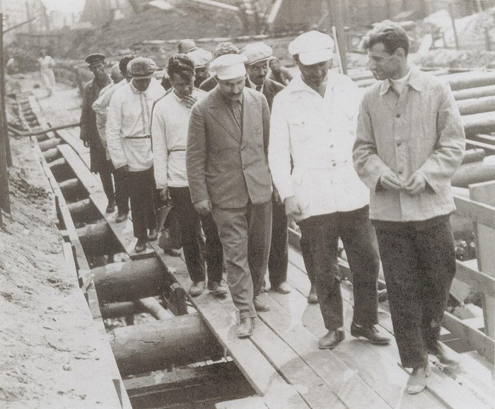 Лазарь Каганович на строительстве московского метро. 1933 год. Фото: <!--noindex--><a href="https://pikabu.ru/story/stroili_vsey_stranoy_moskovskomu_metro_90_let_12726079?u=http%3A%2F%2Fback-in-ussr.com&t=back-in-ussr.com&h=d4b8b832d7679801862012d19b07d555d341bb9b" title="http://back-in-ussr.com" target="_blank" rel="nofollow noopener">back-in-ussr.com</a><!--/noindex-->