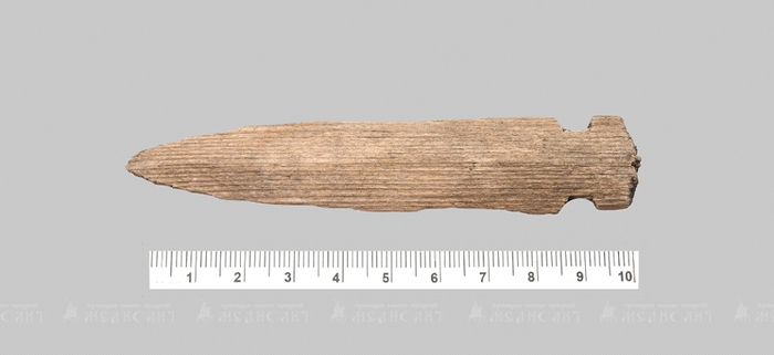 В Старой Руссе был найден необычный деревянный кинжал с перекрестьем брусчатой формы и ромбовидным навершием (XII в.)