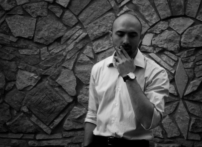 Лысый курящий невролог