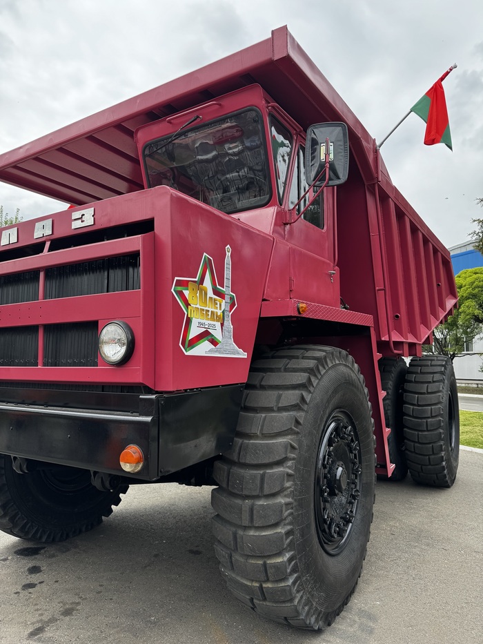 Этого красавца, вернее аналогичную модель вы могли видеть в «Королеве бензоколонки». Грузоподъёмность 40 тонн.