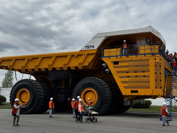 Легенда. Мощь. Почти 9 м в высоту, 11 м в ширину и 20 м в длину.