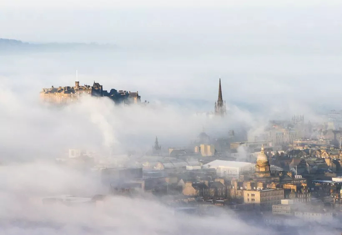 Январский туман в шотландском Эдинбурге превратил город в подобие небесного замка над облаками