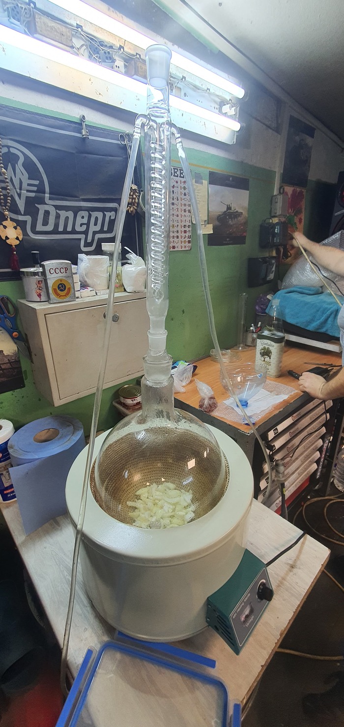 Обжариваем лук уже с применением холодильника, весь запах от лука остается внутри колбы.