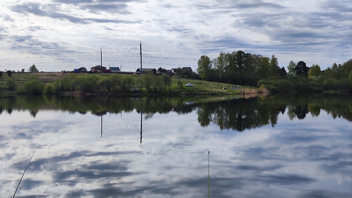Рыбаки на другом берегу тоже пытаются поймать карася