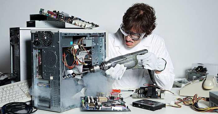 Не чета многим нынешним, в технике не рубящих вовсе.