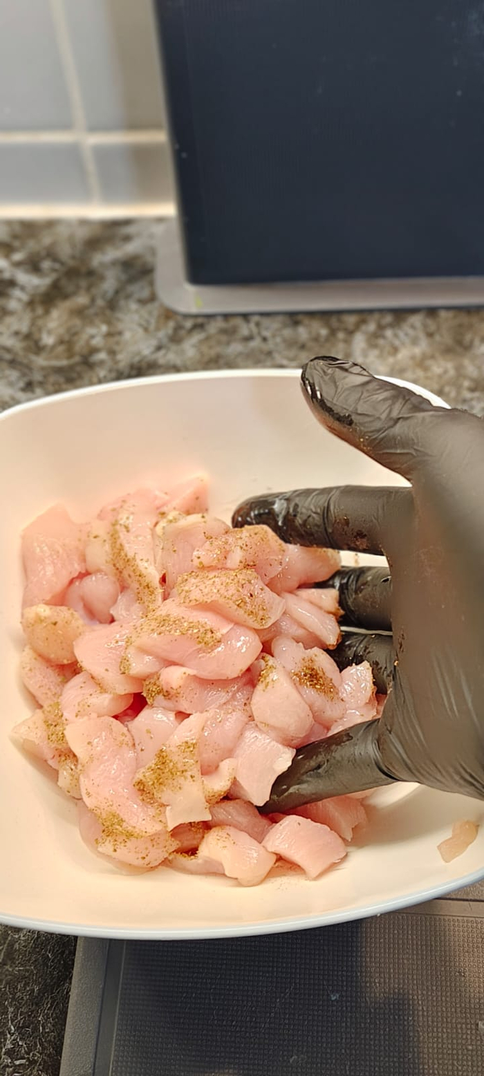 Нарезаю курочку на кубики, перемешиваю с растительным маслом и гарам масала. Оставляю мариноваться.