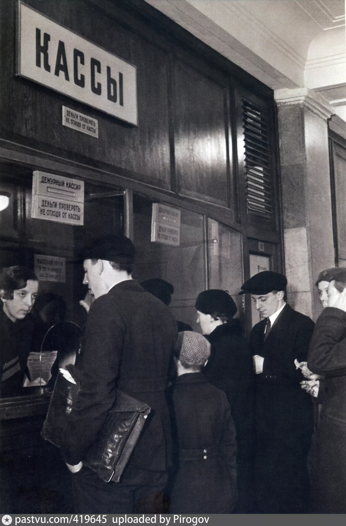 Билетные кассы на станции "Библиотека им. Ленина", 1935. Автор фото: Л. Великжанин. С сайта <!--noindex--><a href="https://pikabu.ru/story/kak_rabotalo_moskovskoe_metro_v_pervyie_dni_posle_otkryitiya_v_1935_godu_12738805?u=http%3A%2F%2Fwww.pastvu.com&t=www.pastvu.com&h=3a9dc09f3a362ad923b8078d477795b9581f7c33" title="http://www.pastvu.com" target="_blank" rel="nofollow noopener">www.pastvu.com</a><!--/noindex-->.