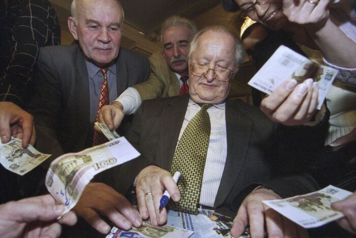 Виктор Геращенко раздает автографы после своей отставки, 2002