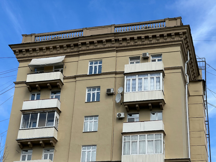 Карниз и балюстрада на крыше здания со стороны двора, 2025.